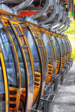 Birçoğu arka arkaya sarı gonodol park etti..