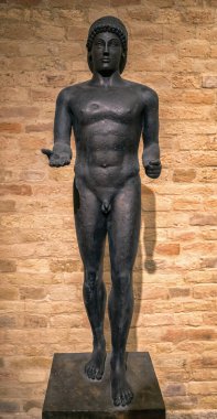 Macaristan 'ın Komarom kentindeki Star Fortres müzesinde Yunan tanrısı Apollon' un heykeli