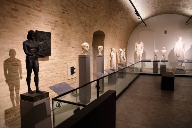 Komarom, Macaristan - 17 Mayıs 2025: Güzel Sanatlar Müzesi Yıldız Kalesi 'nde alçı döküm koleksiyonu