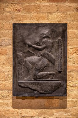 Macaristan 'ın Komarom kentindeki Yıldız Kalesi' ndeki müzede ok ve yayla Yunan savaşçısı Herkül 'ün rahatlatılması.