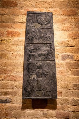 Tanrılar ve mitolojik Yunan yaratıkları Komarom Macaristan 'daki Star Castle müzesinde rahatladılar.