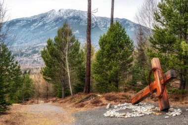 Slovakya 'daki High Tatras dağlarında Stary Smokovec' te süvariler arasında geçiş.