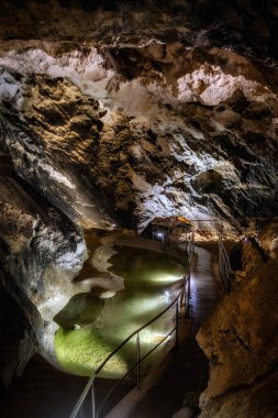 Slovakya 'daki High Tatras dağındaki Belianska mağarasında küçük bir göl.