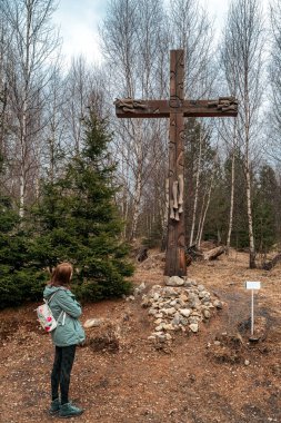 Slovakya 'daki High Tatras dağlarında Stary Smokovec' te süvariler arasında geçiş.