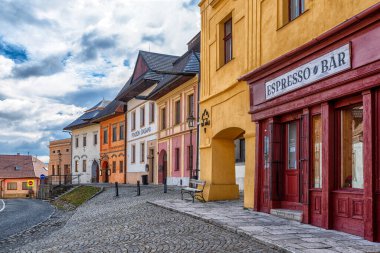 Spiska Sobota, Slovakya - 1 Nisan 2025: Slovakya 'nın Poprad kasabasında Spisska Sobota' da arka arkaya renkli evler