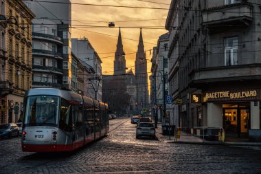 Prag, Çek Cumhuriyeti - 7 Mart 2025: Prag 'da tramvay arka planda güzel sabah gökyüzü