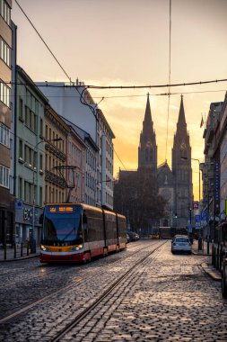 Prag, Çek Cumhuriyeti - 7 Mart 2025: Prag 'da tramvay arka planda güzel sabah gökyüzü