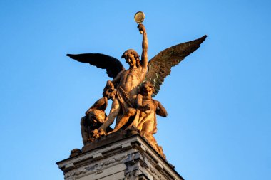 Çek Cumhuriyeti 'nin Prag şehrindeki binanın tepesindeki melek heykeli..