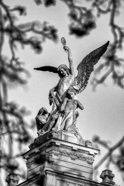 Çek Cumhuriyeti 'nin Prag şehrindeki binanın tepesindeki melek heykeli..