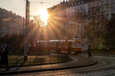 Prag, Çek Cumhuriyeti - 7 Mart 2025: Prag (Çek Cumhuriyeti) sabah trafiğinde tramvay