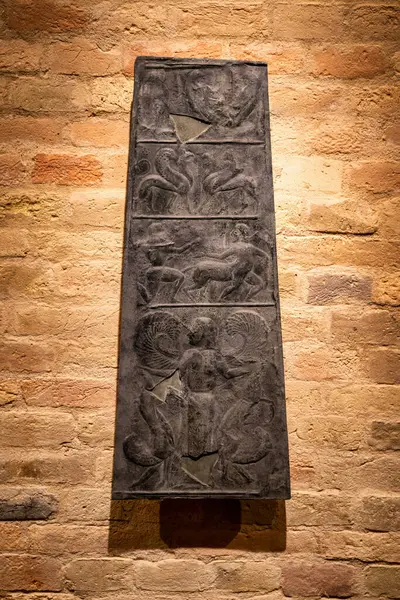 Tanrılar ve mitolojik Yunan yaratıkları Komarom Macaristan 'daki Star Castle müzesinde rahatladılar.