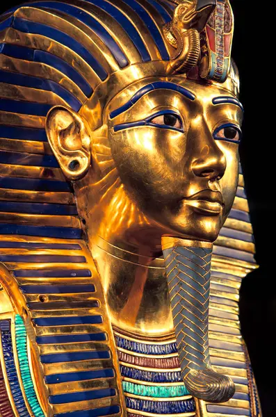 Tutankamon 'un altın defin maskesi. Eski MısırName
