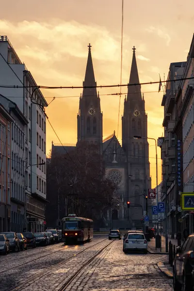 Prag, Çek Cumhuriyeti - 7 Mart 2025: Prag 'da tramvay arka planda güzel sabah gökyüzü