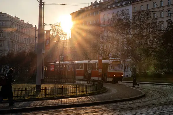 Prag, Çek Cumhuriyeti - 7 Mart 2025: Prag (Çek Cumhuriyeti) sabah trafiğinde tramvay