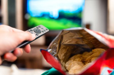 Televizyonda uzaktan kumandayla ve oturma odasında çip paketiyle kanal değiştirmek.