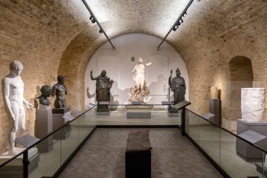 Komarom, Macaristan - 17 Mayıs 2025: Macaristan 'ın Komarom kentindeki Yıldız Kalesinde Güzel Sanatlar Müzesi