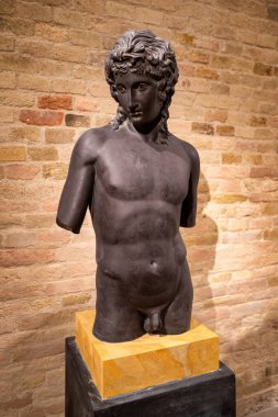 Aşk tanrısı heykeli Eros güzel sanatların muesumunda Komarom 'daki yıldız kalesinde, hungary.