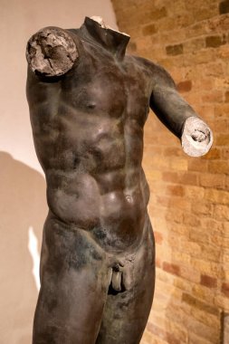 Macaristan 'ın Komarom kentindeki Star Castle müzesinde muzaffer bir sporcunun heykeli..