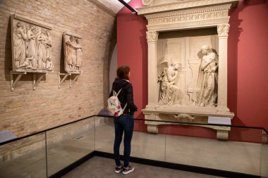 Komarom, Macaristan - 17 Mayıs 2025: Macaristan 'ın Komarom kentindeki Yıldız Kalesi Güzel Sanatlar Müzesi' nde sergilenen sergi