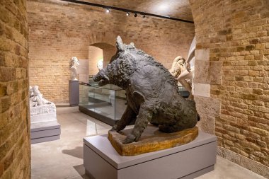 Komarom, Macaristan - 17 Mayıs 2025: Komarom şehrinde bulunan FIne Sanat Müzesi