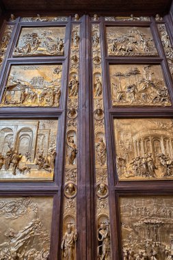 Komarom, Macaristan - 17 Mayıs 2025: Lorenzo Ghiberti 'nin Cennet Kapıları. Macaristan 'ın Komarom şehrindeki Star Fortress Güzel Sanatlar Müzesi' ndeki sanat eserlerinin kopyası.