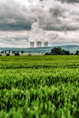 Nükleer enerji santralinin buharlı soğutucu kuleleri Mochovce. Nükleer enerji santrali ve gökyüzünde kara bulutlar
