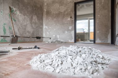 Duvardaki kablolar ve kablolar için hazırlık. Evde yeni elektrik üretiyor. Eski daire yeniden inşa ediliyor..