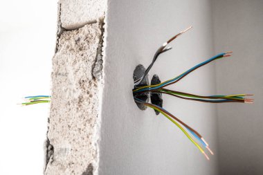 Duvarda yeni kablolar var. Elektrik kablolarının değiştirilmesi