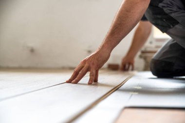 Eve yeni bir kaplama döşeme döşenmiş.