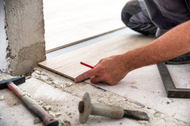 Eve yeni bir kaplama döşeme döşenmiş.