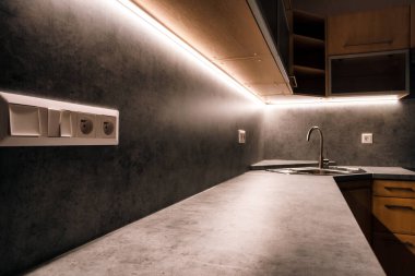 Uzun gri mutfak tezgahı..