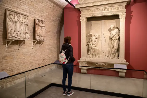 Komarom, Macaristan - 17 Mayıs 2025: Macaristan 'ın Komarom kentindeki Yıldız Kalesi Güzel Sanatlar Müzesi' nde sergilenen sergi