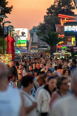Sunny Beach, Bulgaristan - 13 Temmuz 2025: Geceleyin turistlerle dolu güneşli plaj. Bulgaristan