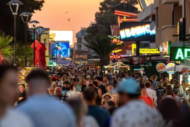 Sunny Beach, Bulgaristan - 13 Temmuz 2025: Sunny Beach 'te toplu turizm. İnsanlarla dolu bir yer.
