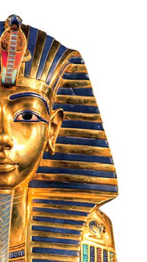 Dikey çekimde, Tutankamon 'un altın cenaze maskesinin yarısı koyu mavi çizgili, renkli ve kobra amblemli, beyaz arka planda antik Mısır sanat tasarımı için izole edilmiş..