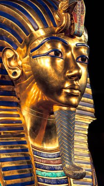 Tutankamon 'un efsanevi altın cenaze maskesinin dikey yakın çekimi, zengin mavi çizgiler, canlı örtüler ve kraliyet kobra amblemi, antik Mısır defin sanatının başyapıtı,.