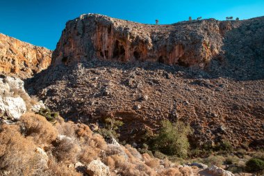 Yunanistan 'ın Girit kentindeki Zakros yakınlarındaki Ölüler Vadisi' ne antik Minos mezarlığı olarak kullanılan kayalık uçurumlar, kuru bitki örtüsü ve mağaralar, ünlü arkeolojik ve yürüyüş merkezleri.