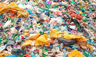 Ruzomberok, Slovakya - 25 Nisan 2014: Plastik şişeler, poşetler ve ev atıkları şehir merkezinde çöp yığınları, çevre kirliliği ve kentsel alanda geri dönüşüm sorunu.
