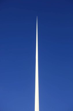 Mavi gökyüzü arkaplanında işaret edilmiş neddle