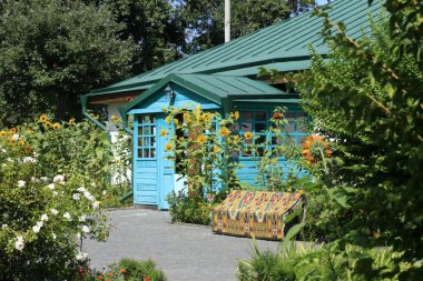 Yaz bahçesindeki kır evi.