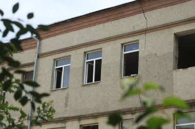 Kırık camlı büyük bir ev