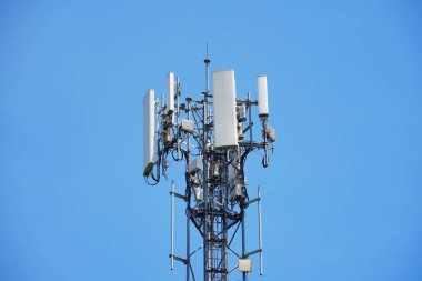 Telekomünikasyon kulesi 4G ve 5G hücresel. Makro Üs İstasyonu. Radyo modülleri ve akıllı antenleri olan 5G radyo ağı telekomünikasyon ekipmanı, bir metalin üzerine monte edilmiş..