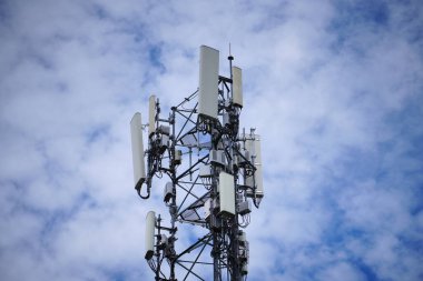 Telekomünikasyon kulesi 4G ve 5G hücresel. Makro Üs İstasyonu. Radyo modülleri ve akıllı antenleri olan 5G radyo ağı telekomünikasyon ekipmanı, bir metalin üzerine monte edilmiş..