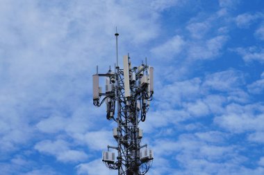 Telekomünikasyon kulesi 4G ve 5G hücresel. Makro Üs İstasyonu. Radyo modülleri ve akıllı antenleri olan 5G radyo ağı telekomünikasyon ekipmanı, bir metalin üzerine monte edilmiş..