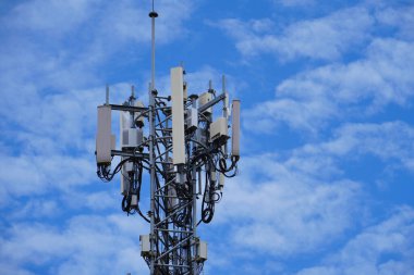 Telekomünikasyon kulesi 4G ve 5G hücresel. Makro Üs İstasyonu. Radyo modülleri ve akıllı antenleri olan 5G radyo ağı telekomünikasyon ekipmanı, bir metalin üzerine monte edilmiş..