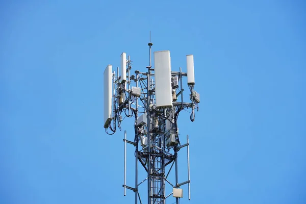 4Gと5G携帯電話の電気通信タワー マクロ基地駅 5G無線ネットワーク通信機器 無線モジュールを有するもの及び雲の背景に金属に搭載されたスマートアンテナを含む — ストック写真