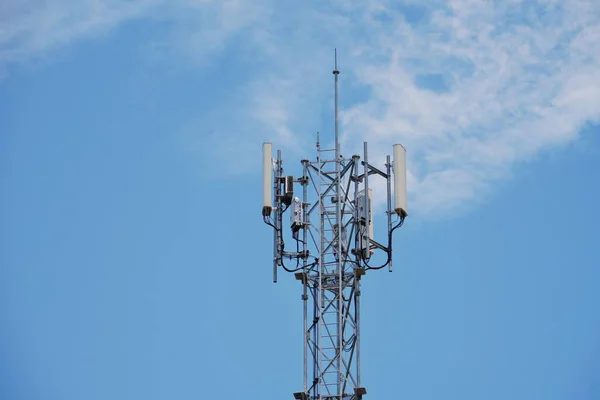 4G和5G蜂窝的电信塔 宏观基地站 5G无线网络通信设备 带有无线电模块和智能天线 安装在蓝天背景下的金属上 — 图库照片