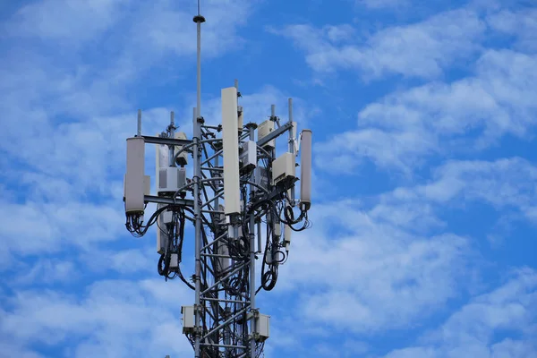 4Gと5G携帯電話の電気通信タワー マクロ基地駅 5G無線ネットワーク通信機器 無線モジュールを有するもの及び雲の背景に金属に搭載されたスマートアンテナを含む — ストック写真
