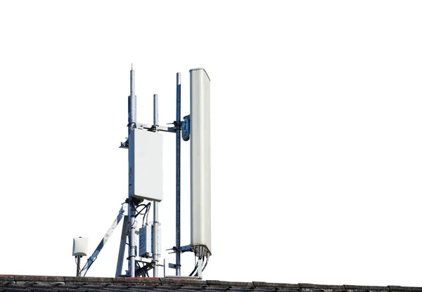 白色の背景に絶縁された金属上に無線モジュール及びスマートアンテナを搭載した小型基地局又は基地局トランシーバステーション5G無線ネットワーク通信機器 — ストック写真