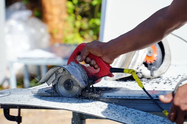 Pracownik Używać Szlifierki Kątowej Cięcia Aluminium Podczas Pracy — Zdjęcie stockowe